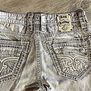 BUCKLE ROCK REVIVAL MENS 32 DISTRESSED DENIM JEANS LIGHT GRAY WITH DARK ACCENTS